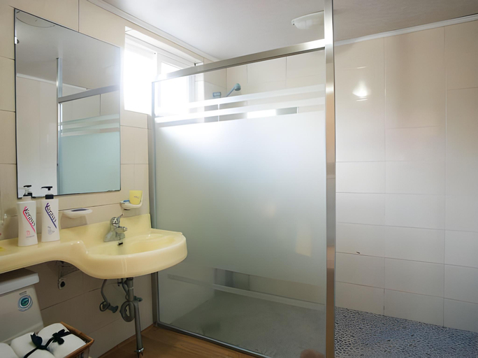 Bathroom 3, Jeju Oldman Sea Pension, Seogwipo
