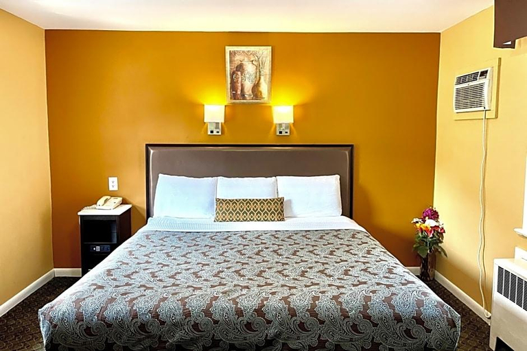Bedroom 2, Scottish Inns Milford, Pike