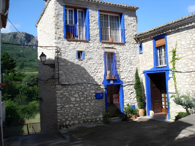 Exterior & Views