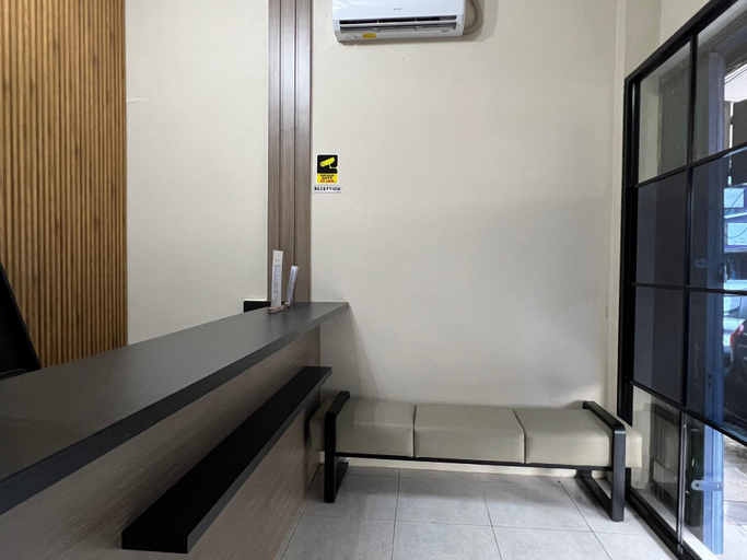 Public Area, Brenn Hotel Semarang Mitra Reddoorz, Semarang