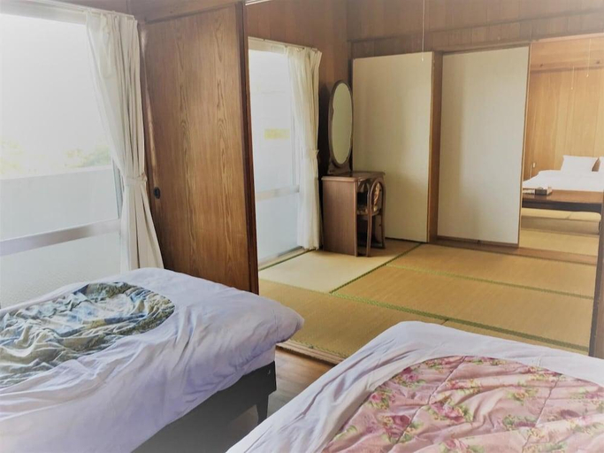Bedroom 2, Pension Crystal Inn Onna, Onna