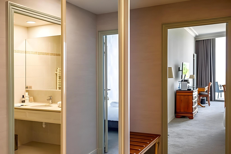 Bathroom 3, Le Relais Saint Michel, Manche