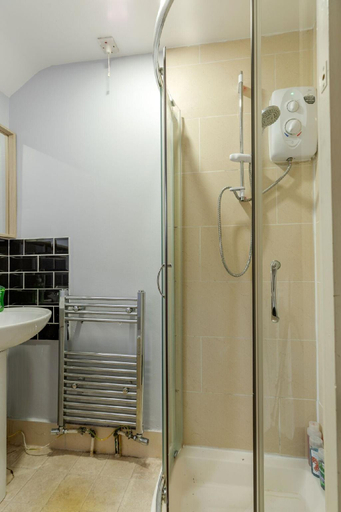 Bathroom 3, Charming & Spacious 3BR 2BR House in Paddington!, London