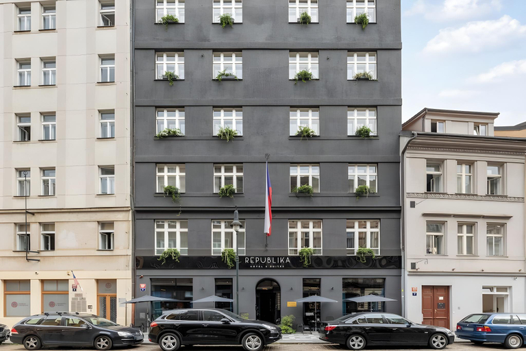 Exterior & Views