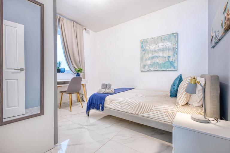 Bedroom 2, Bright spacious getaway close to the Sea