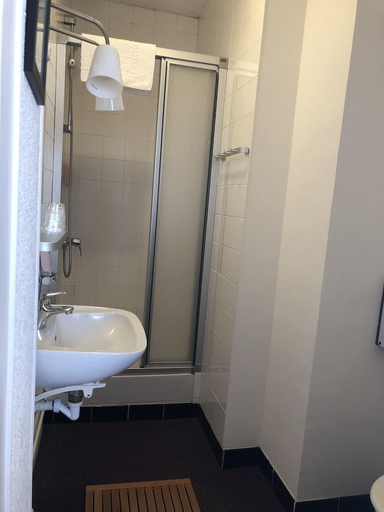 Bathroom 5, Auberge de la Croix Blanche, Loiret