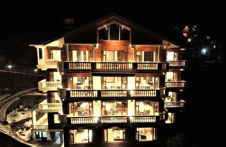 Exterior & Views