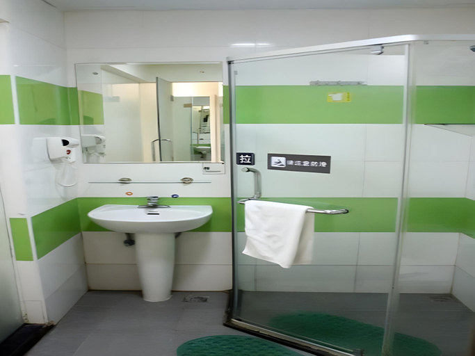 Bathroom 4, 7 Days Inn Binzhou Zhanhua Fuguo Road, Binzhou