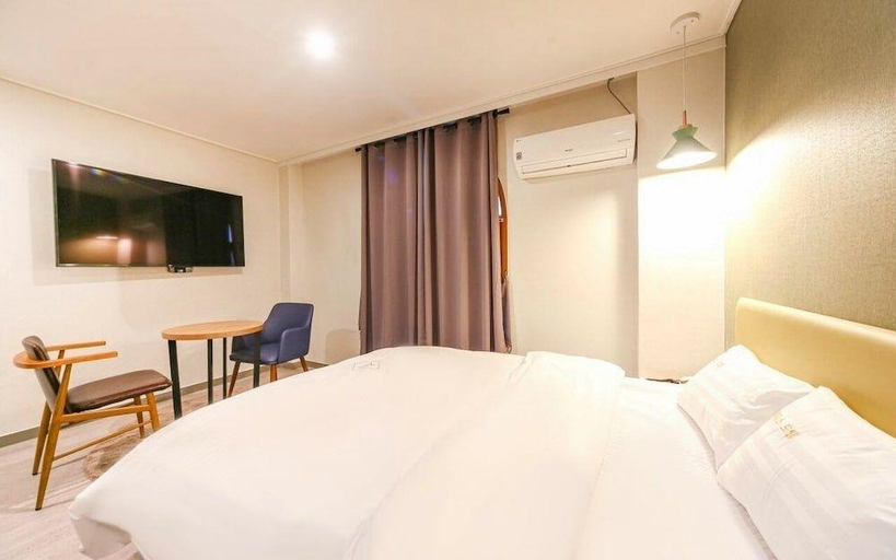 Bedroom 4, Zeus Motel, Wando