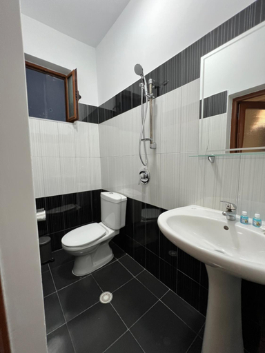 Bathroom, Adrian Hotel, Gjirokastrës