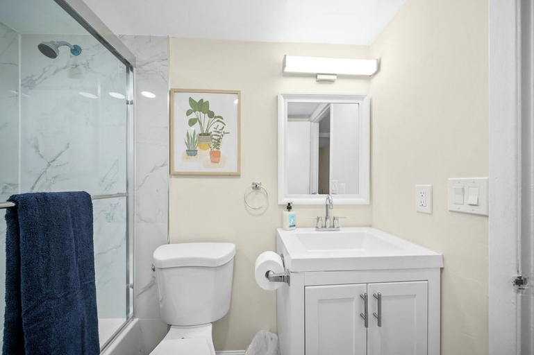 Bathroom 3, Riverwatch, Martin