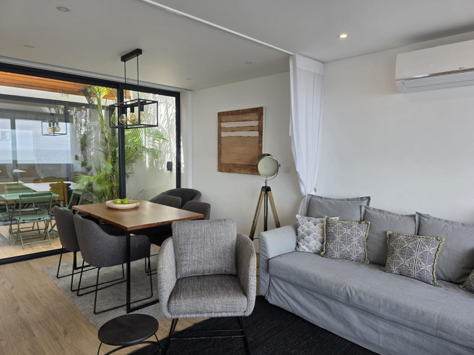 Others 5, Oasis House, Ponta Delgada