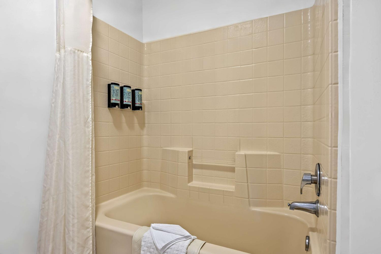 Bathroom 4, Best Western Liberty Inn, Tulare