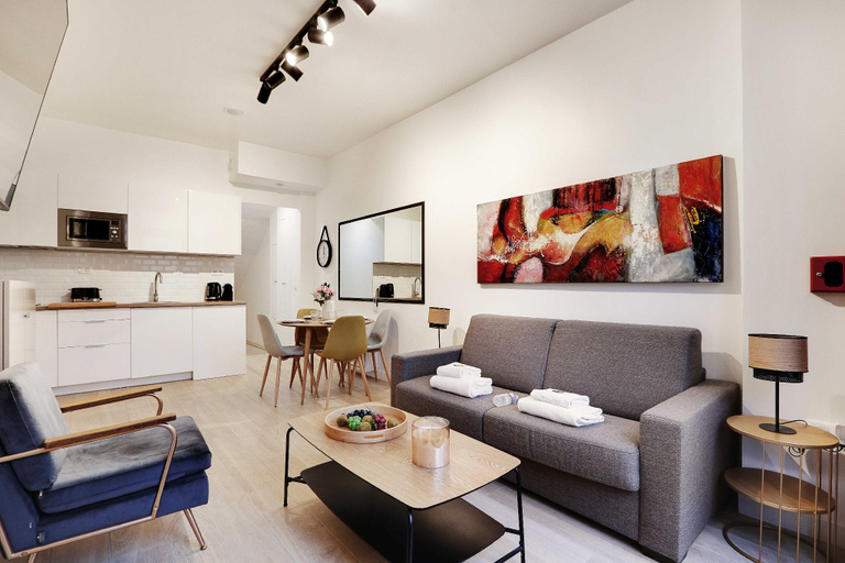 Others 5, Intimate Flat w A C & Jacuzzi - 2BR 6P Montmartre, Paris