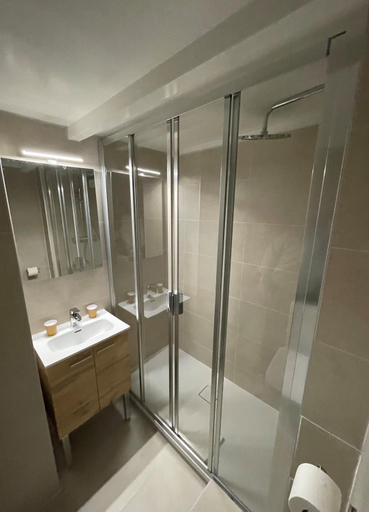 Bathroom 3, Hotel Cristol, Vaucluse