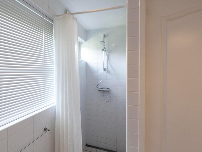 Bathroom 3, Holiday Home Sint Maartenszee near Beach, Zijpe
