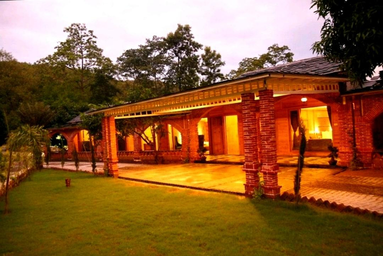 Exterior & Views