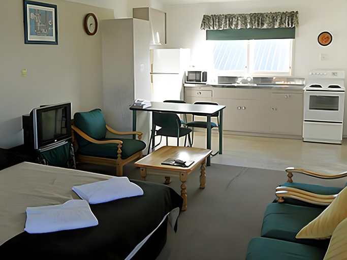 Others 3, Manhattan Motel, Rotorua