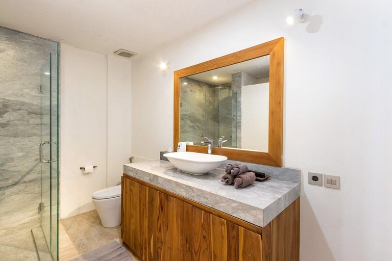 Bathroom 4, Villa Amrina: Central 3BR Tranquility in Umalas, Badung