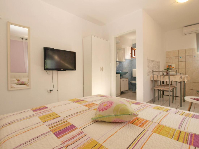 Bedroom 2, Cozy studio apartment with private outdoor space, Fažana