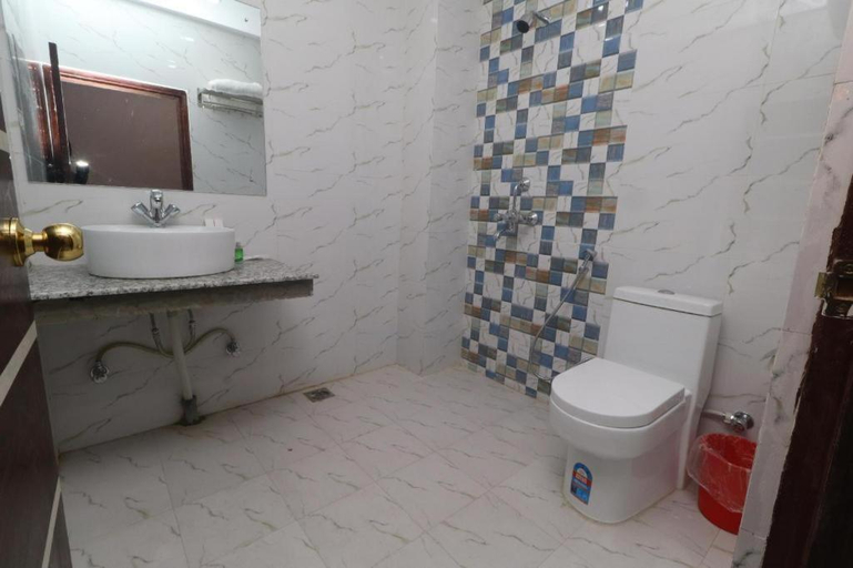 Bathroom 4, Hotel Gajur Palace, Koshi
