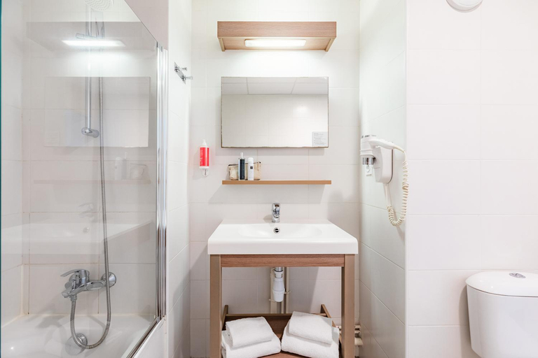 Bathroom 4, Appart'City Confort Perpignan Centre Gare, Pyrénées-Orientales