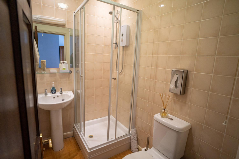 Bathroom 2, The Silver Cup, Hertfordshire