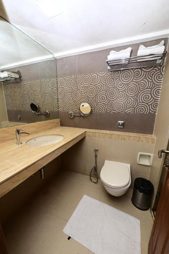 Bathroom 4, Hotel Sai Inn, Mumbai Suburban