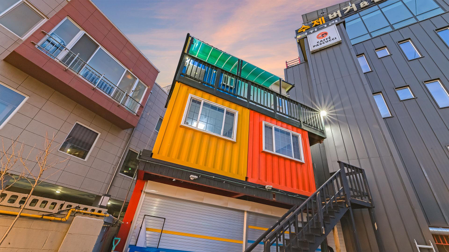 Exterior & Views