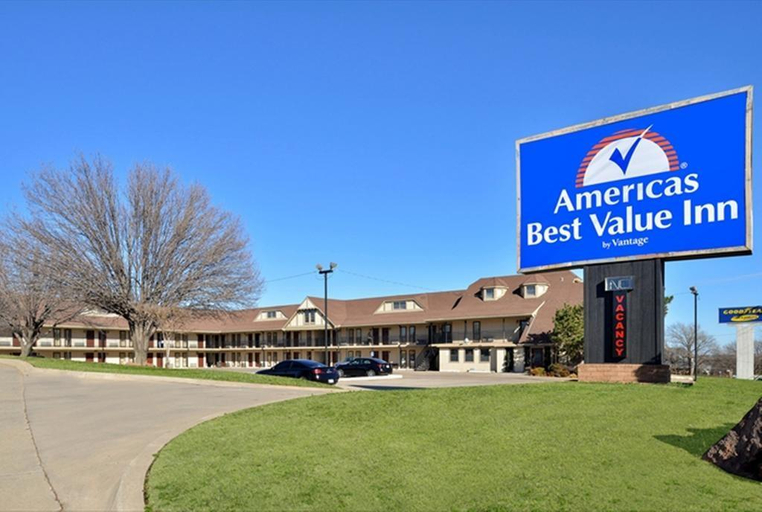 Exterior & Views 2, Executive Inn, Oklahoma