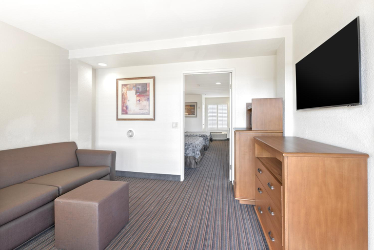Others 5, Anaheim Desert Inn & Suites, Orange