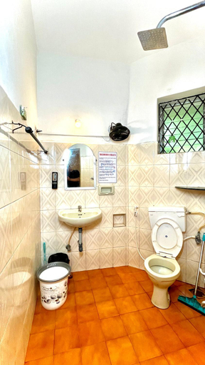 Bathroom 2, Mitra Hostel Vagator, North Goa