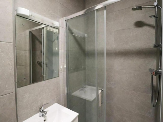 Bathroom 4, Charming 2-Bed Apartment in Dublins Countryside, Dublin