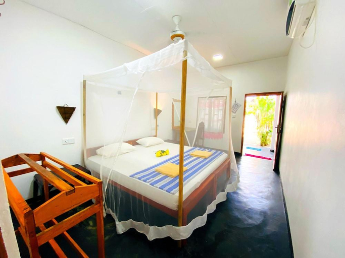 Bedroom 2, Beach Wave Hotel, Pothuvil