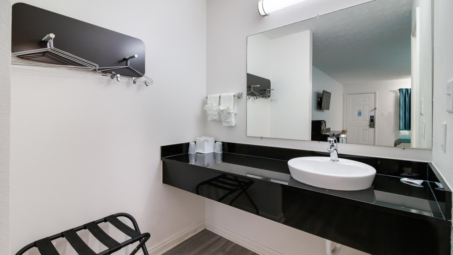Bathroom 4, Motel 6 Metropolis, IL, Massac