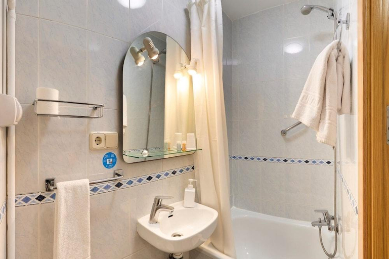 Bathroom 5, Hostal Patria Madrid, Madrid
