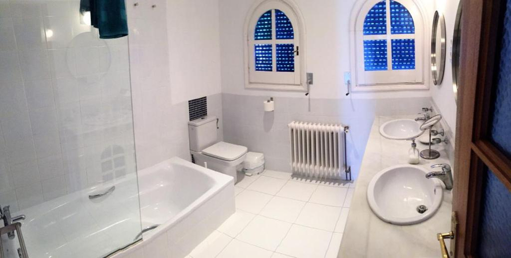 Bathroom, Pao Blau, Girona