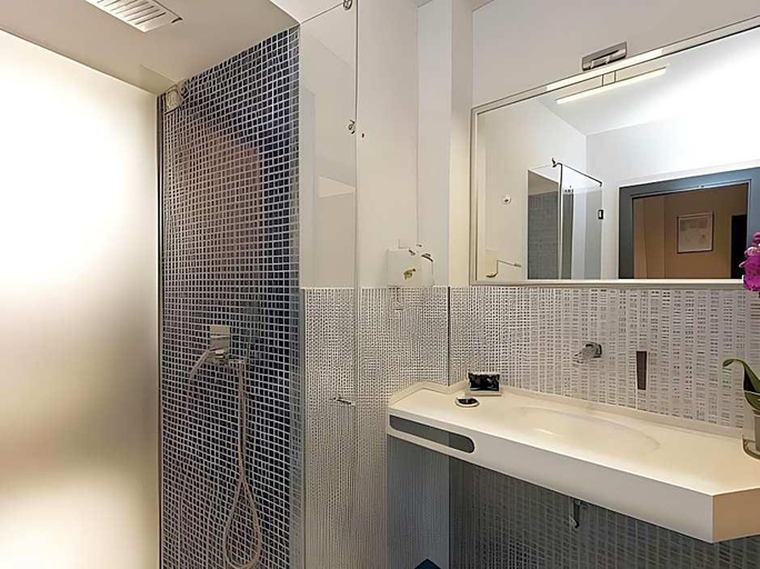 Bathroom 5, Hotel Piazza Venezia, Rome