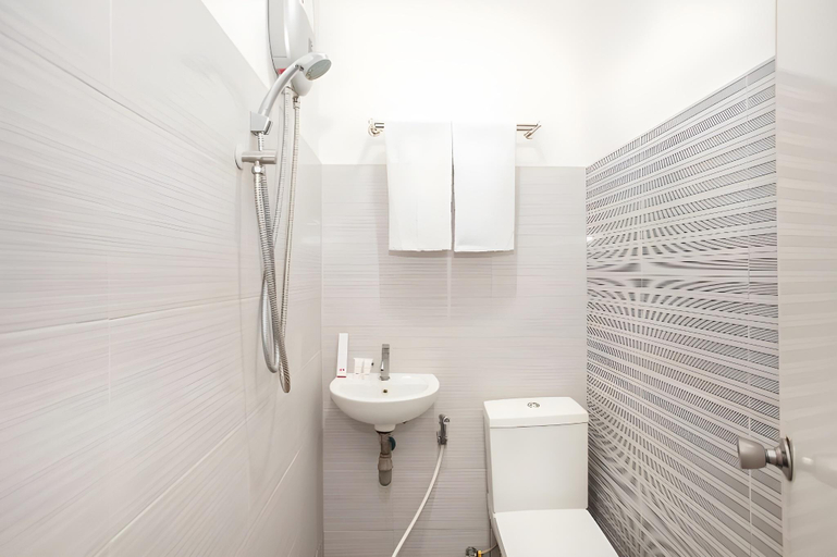 Bathroom 4, キャピタル O 1176 J3 レジデンス シャリア, Jember