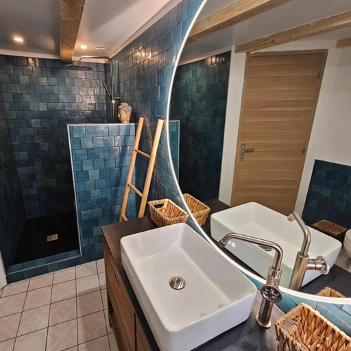 Bathroom, LE GRAND LOGIS, chambre Santorin avec spa privatif, Alpes-de-Haute-Provence