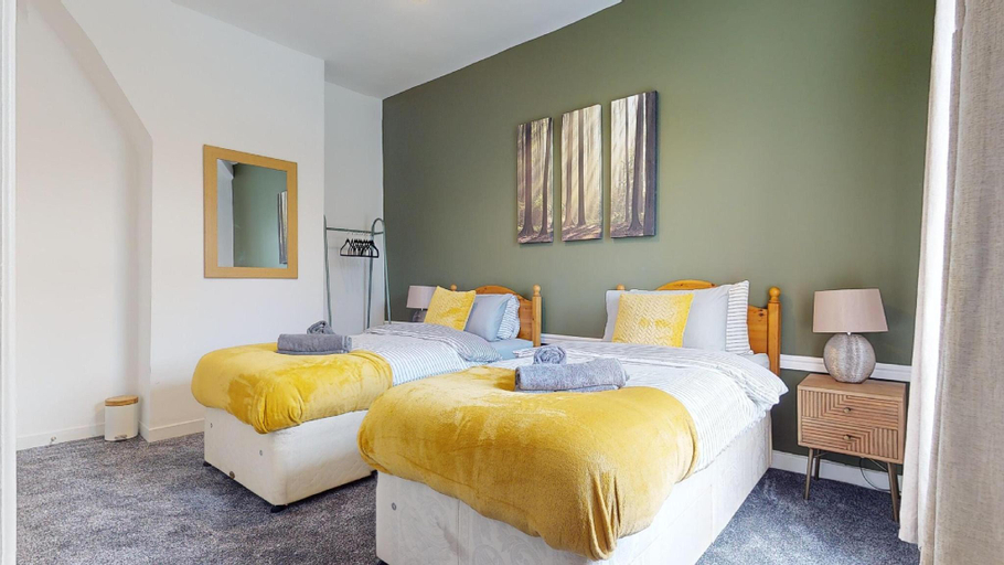 Bedroom 2, Modernised 3-bedroom Blackburn townhouse sleeps 6, Lancashire