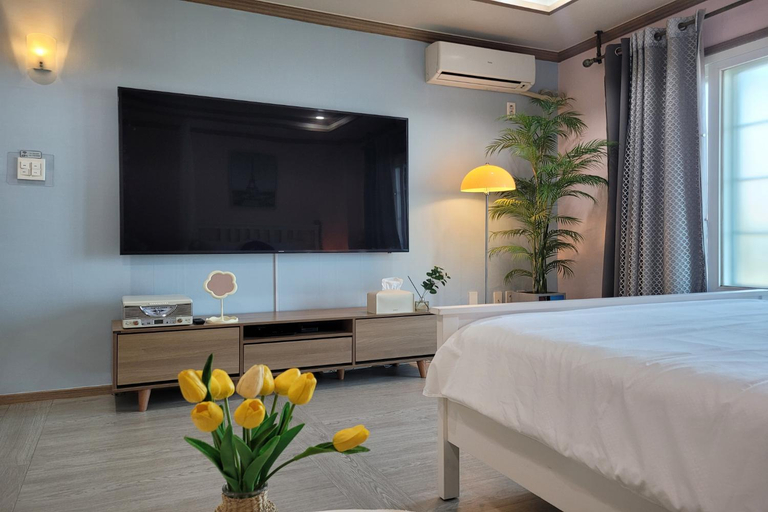 Bedroom 3, Aewol Yeonhwachon Pension, Jeju