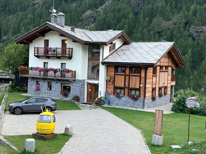 Exterior & Views