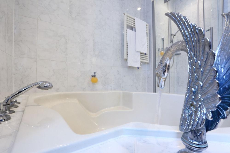 Bathroom 5, Hotel Zur Schwane, Kitzingen