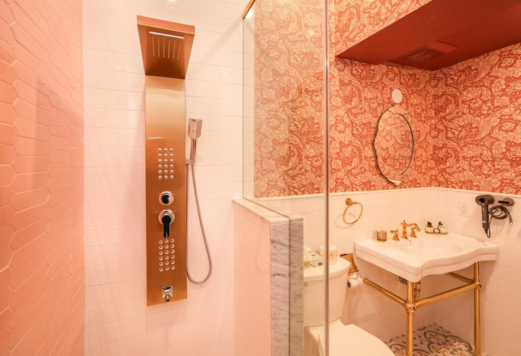 Bathroom 3, Niagara Grandview Manor, Niagara