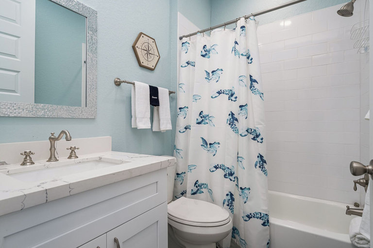 Bathroom 4, Birds on the Bay by Miss Kitty’s, Aransas