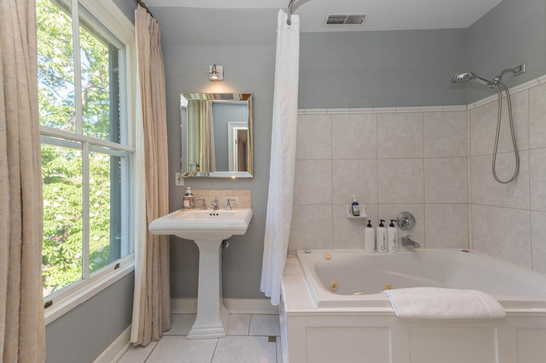 Bathroom 4, The Old Bank House, Lake Ontario