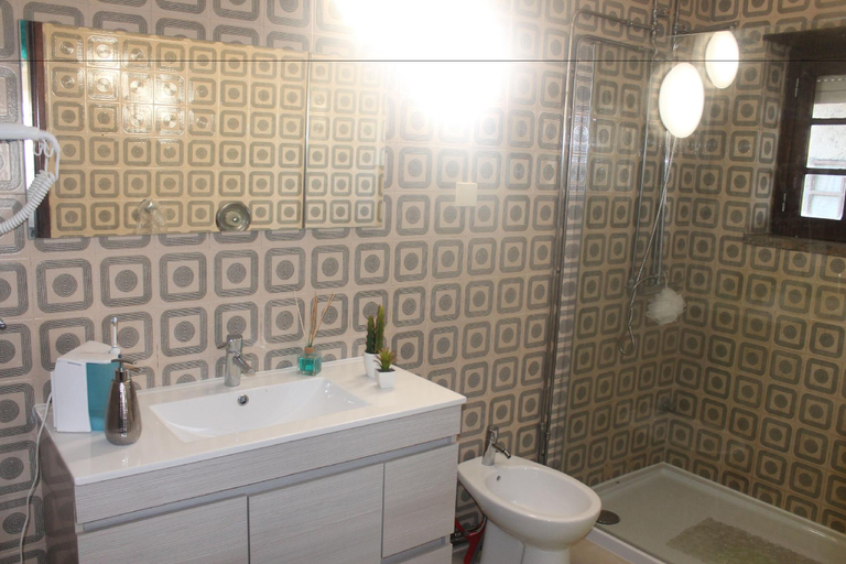 Bathroom 3, Casa da Lena, Batalha