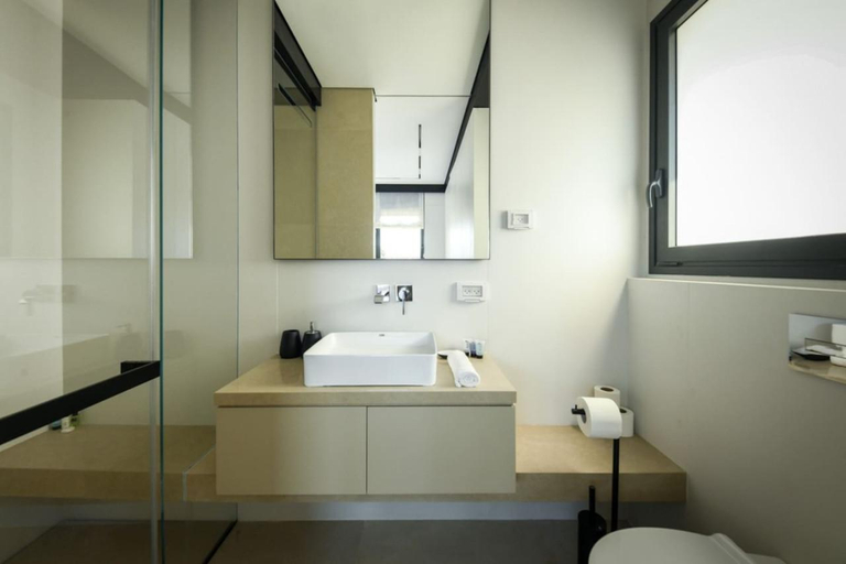 2, Modern and Vibrant 1BR apt with Private Balcony