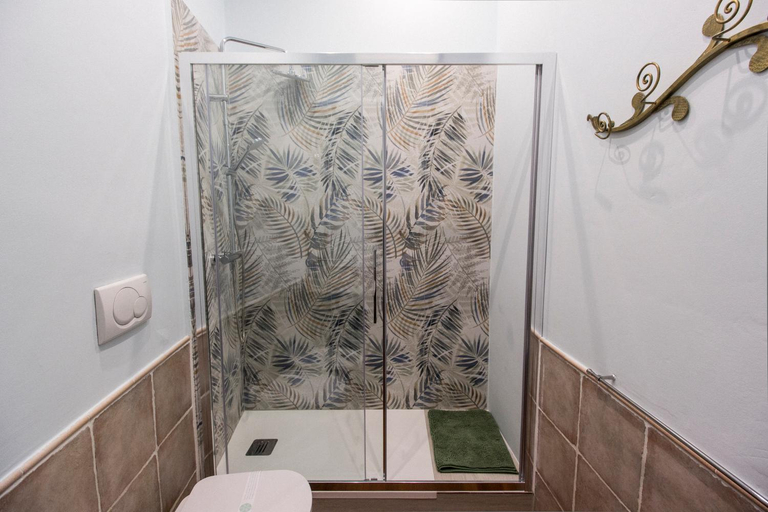Bathroom 5, Palazzo Branchi, Florence